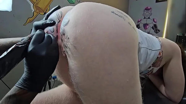 MINHA MULHER E SAFADA E FOI DAR PARA O TATUADOR NO STUDIO EM TROCA DE UMA TATUAGEM ANAL