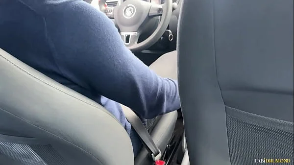 Motorista de aplicativo me reconhece e GOZA na minha boca pela carona – Fabi Drumond