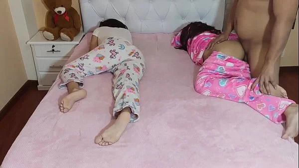 Chicas Gemelas Inocentes Usadas por su Padrastro Pervertido