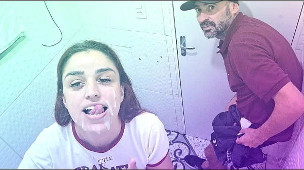 Safada fode com desconhecido no banheiro de um barzinho!