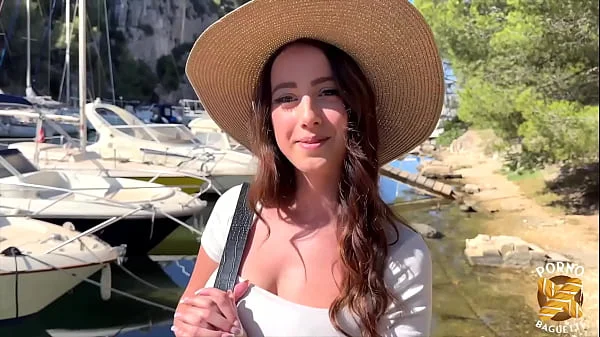 HelloLimoon, jeune coquine, raffole de baise