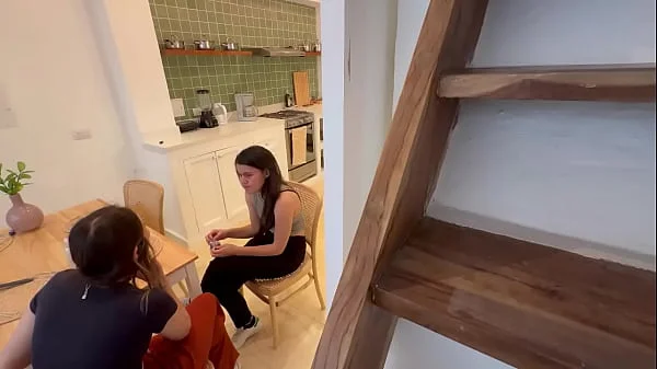 Cámara graba a mi esposa siendomé infiel con la perra de su mejor amiga!!