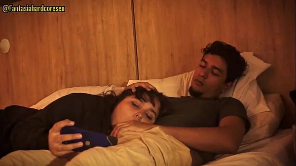 No puedo dejar de tocarme y tuve que poner mi pene en la boca de mi hermanastra (por poco nos descubren)