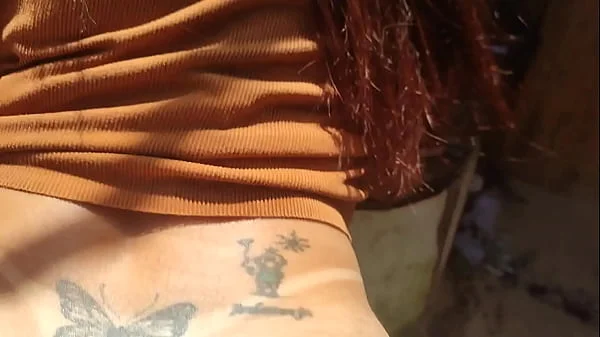 PEGUEI NO FLAGRA ESSA GOSTOSA FAZENDO XIXI NA PRAIA, ELA ME VIU E QUIS MAMAR...