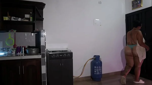 mujer de culo grande paga al repartidor con una follada