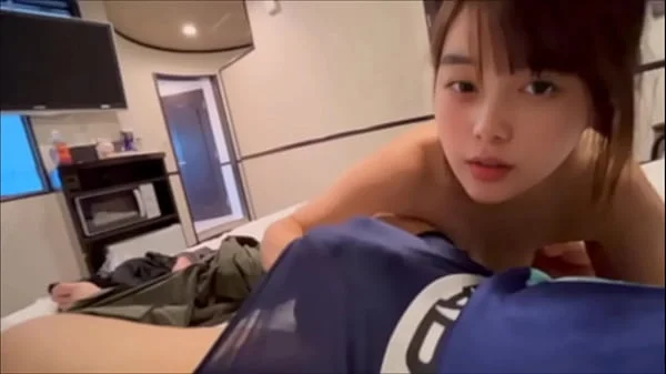 【同棲カップルの日常SEX】臭い彼女の酸っぱいマンコをたしなんだ後に軽く中出しSEXするカップル。