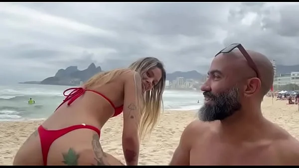 Ela ficou com tesão na praia e arrebentei o cuzinho dela