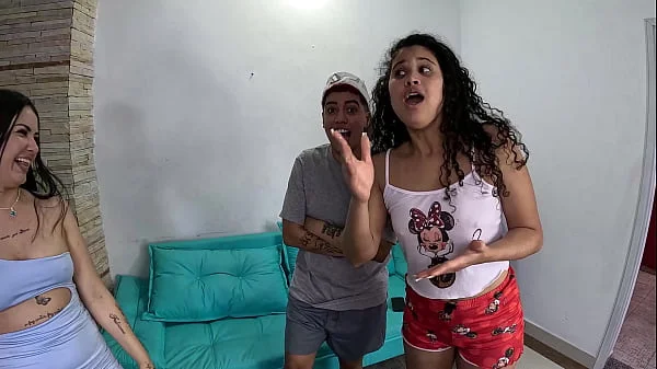 Depois de discutirem quem vai dar o cú a conversa acabou no banho de Pamela Urach