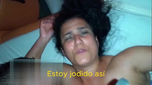 CORNO TRABALHANDO E DOIS COLEGAS COMENDO SUA ESPOSA - (LEGENDADO EM ESPANHOL)