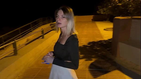 passeggio lungo mare  e uno sconosciuto si accorge che non ho le mutande, video outdoor