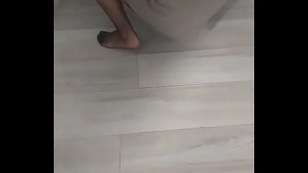 Turbanli naylon çoraplı olgun kadın yerleri siliyor