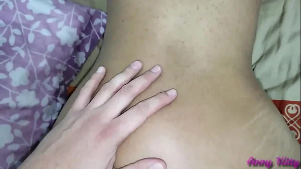 así encuentro a mi hijastra desnuda en cama: le gusta me la folle