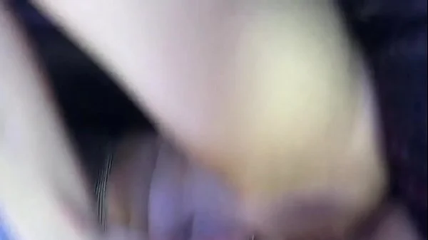 Se masturba dentro del carro