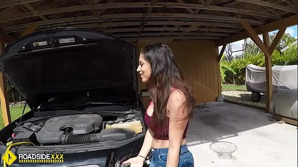 Roadside - Latina wife has sex with her mechanic outside
