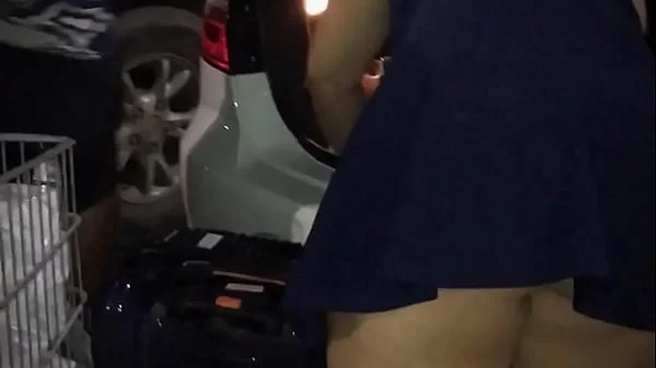 Esposa gordinha gostosa safada vai ao Mercado com o Corno que filma ela mostrando a Bunda 1