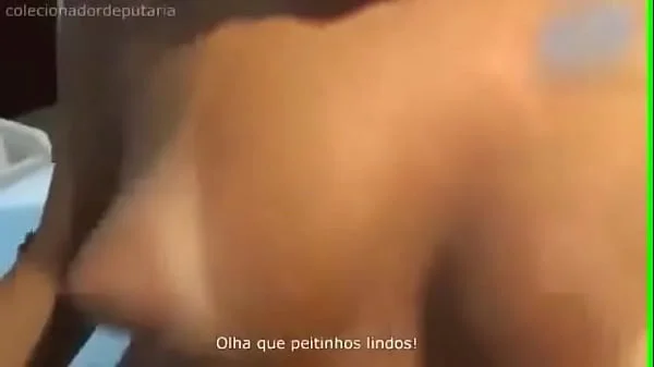 Esposa novinha iniciante transando e conversando com o corno.