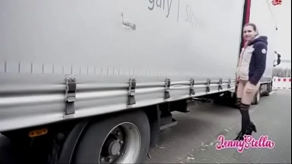 Fuck wie stabil sie am truck steht