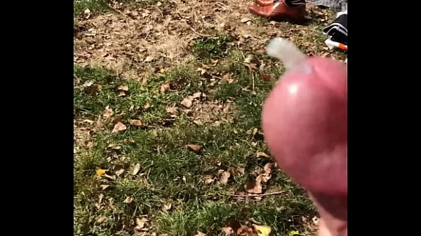 Buiten in openbaar masturberen met publiek