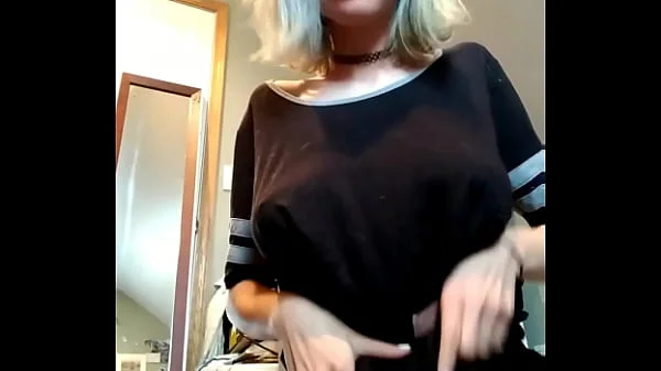 novinha mostrando os seus peitoes