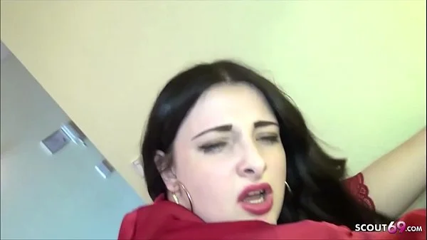 German Amateur - Teen Elisa bei One Night Stand in Berlin am Morgen gefickt