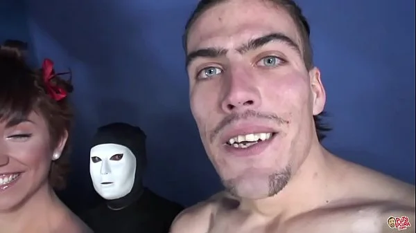 17 tíos lefándole la cara