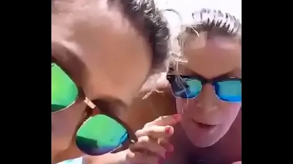 Par de viejas en playa exhibicionista