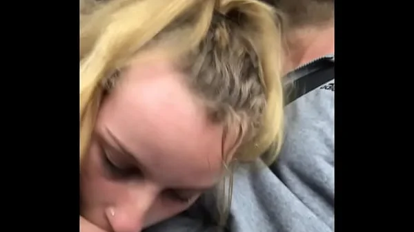 Sucking an amazing cock in the car !