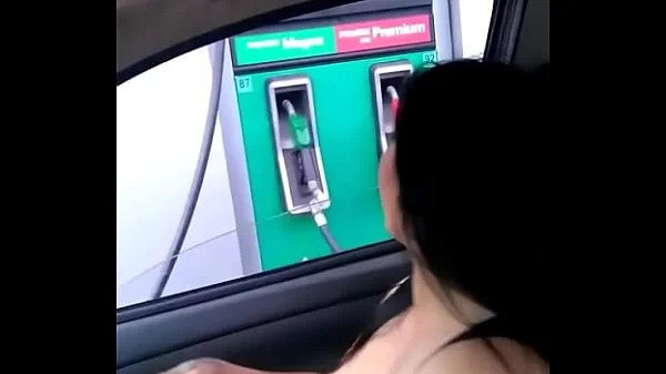 Cargando gasolina la puta de Alexxxa Milf con las tetas de fuera