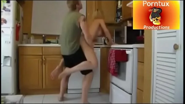 hijo se aprovecha de mama en la cocina