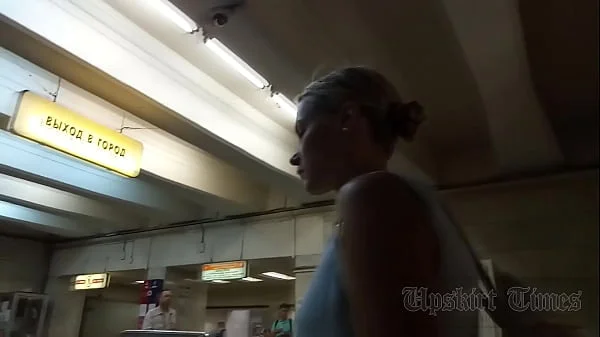 Upskirt at the tanned beauty without panties.