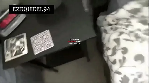 Encuentra a su hermano mientras se masturba y decide ayudarlo