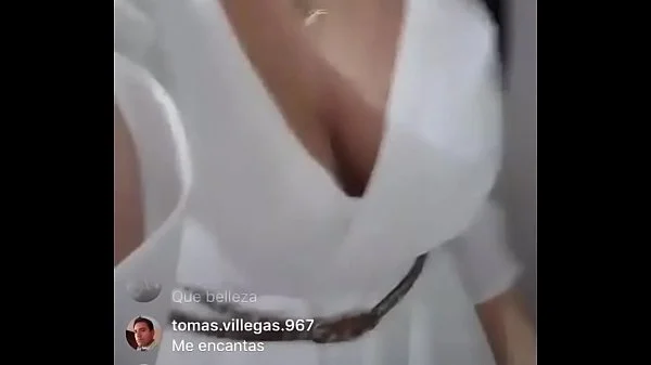 Evaluna descuido se le sale pezon en directo