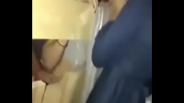 pareja difurtando en un establo al aire libre