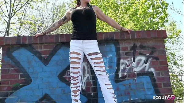 GERMAN SCOUT - MEGA TITTEN MILF JULIA ANAL GEFICKT BEI STRASSEN CASTING FÜR GELD IN BERLIN