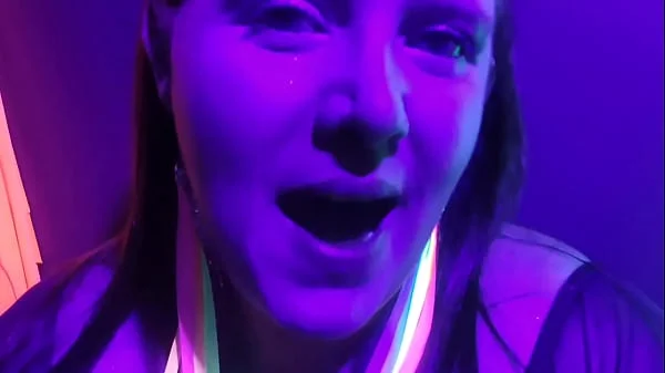 Hotwife foi sozinha na casa de swing e deixou o cuckold em casa, transou com o solteiro e depois deu para o marido