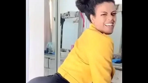 Morena rabuda dançando sem calcinha