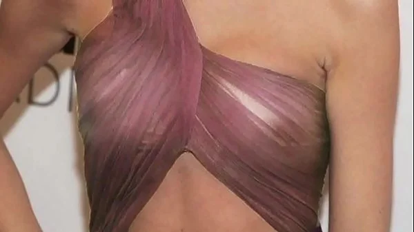 Taylor Swift teaches girls how to be