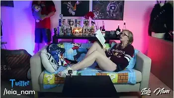 Leianam, Geek Francaise Se Fait Jouir Avec Un Gros Gode, Creamy