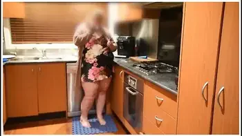 Crazy Chubby Milf Stepmom Fucks Pussy With Vegetable After Getting High