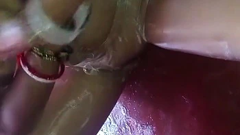 Pados Wali Apna Chuchi Masale Masale Ke Naha Rahi Hai