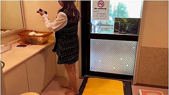 A Couple Having Sex In A Hot Spring! Licking The Penis Thickly With Sweat And Copulating