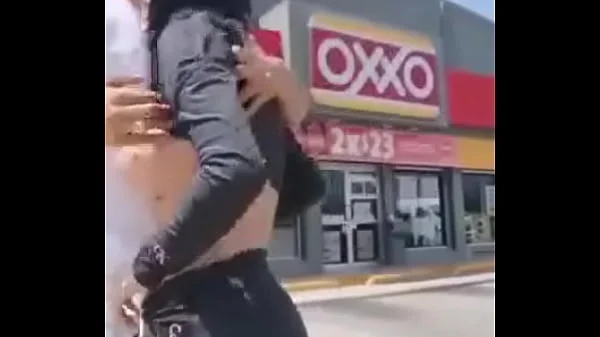 Novinha tarada em público