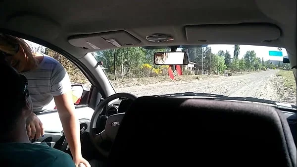 Joven desconocida me masturba en mi auto en la calle