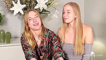 Zwei Hubsche Bayerische Madchen Haben Heiben Spab In Berlin