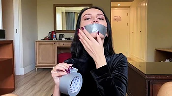 Zakleila Rot Skotchem I Podrochila A On Konchil Na Ee Miloe Lichiko