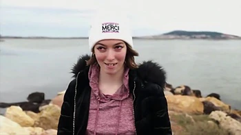 Rose is blowing out two big candles for her 20th birthday! - Jacquie et Michel TV