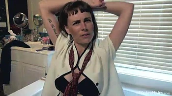 Leila Larson introduces herself by her bathtub - WeAreHairy