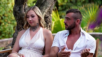 Carollina comes across two vampires - Jacquie et Michel TV