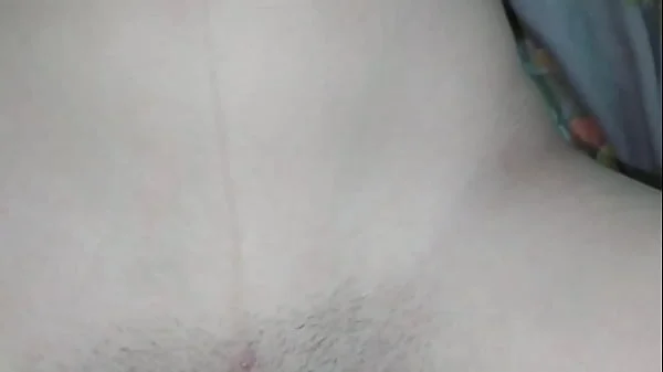 novinho resolve passar a mão passando na sua novinha branquinha  deitada e acaba comendo ela no pelo