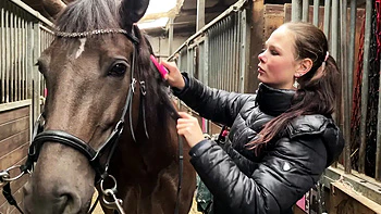 Sasha, 22 years old, horse riding expert! - Jacquie et Michel TV